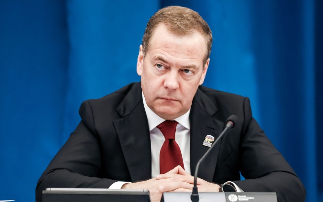 Медведев посоветовал Пашиняну начать переговоры по поставкам СПГ из США