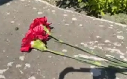 Родители и родные погибших начали приносить цветы к колледжу в Старобельске