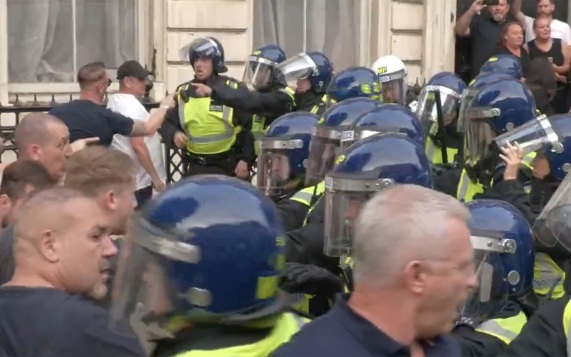 В центре Белграда произошли столкновения протестующих с полицией