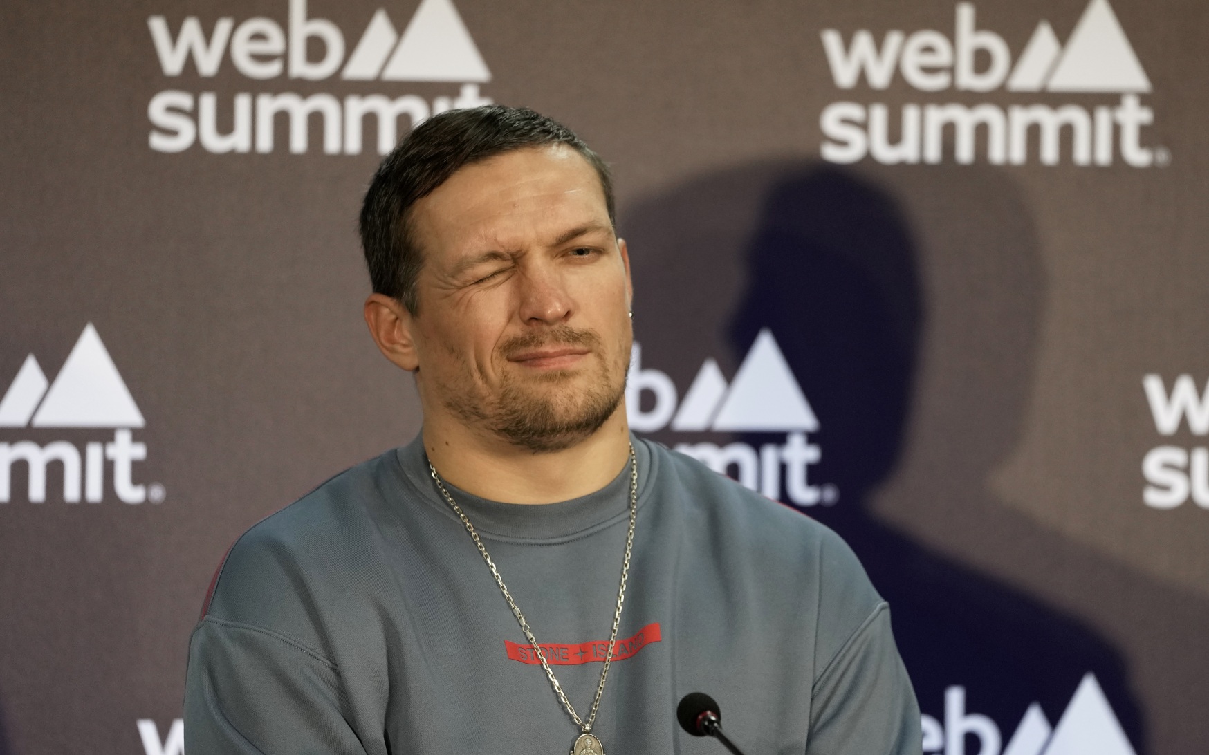 Усик отправил в нокдаун кикбоксера Верхувена и сохранил титул чемпиона мира