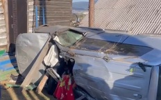 В Улан-Удэ автомобиль вылетел с дороги и врезался в дом, трое погибли