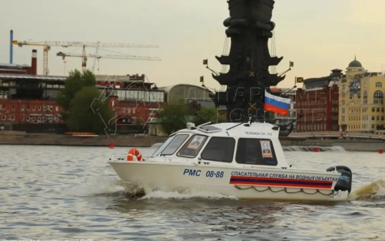 Мужчина упал в Водоотводный канал в Москве, его госпитализировали
