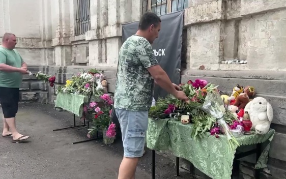 В Старобельске появился стихийный мемориал рядом с атакованным ВСУ колледжем