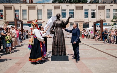 В Курске открыли скульптуру Куряночки