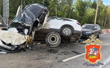 При столкновении 13 машин в Подмосковье погиб один человек