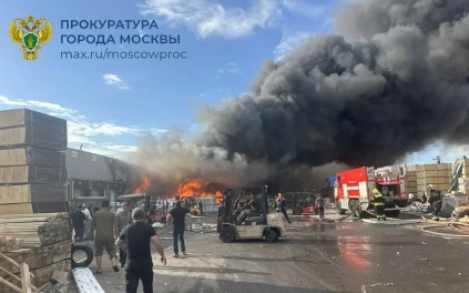 Огонь охватил 1,5 тысячи квадратных метров рынка "Тополек" в Новой Москве