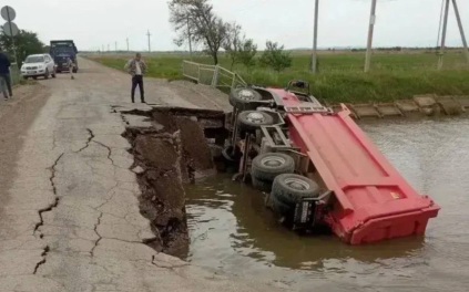 В Приморском крае обрушился мост, движение закрыто
