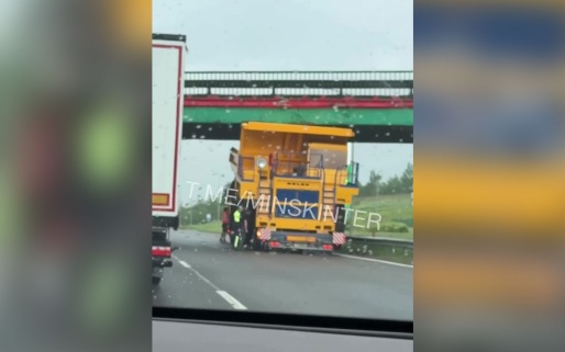 Одна из самых больших в мире машин застряла под мостом на трассе в Белоруссии