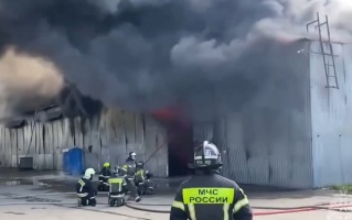 В Долгопрудном горит склад с мебелью, огонь охватил почти 5 тысяч "квадратов"