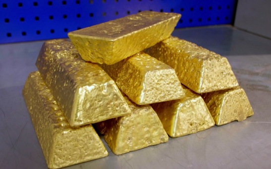 Стоимость золота опустилась ниже 4,4 тыс. долларов впервые с 27 марта