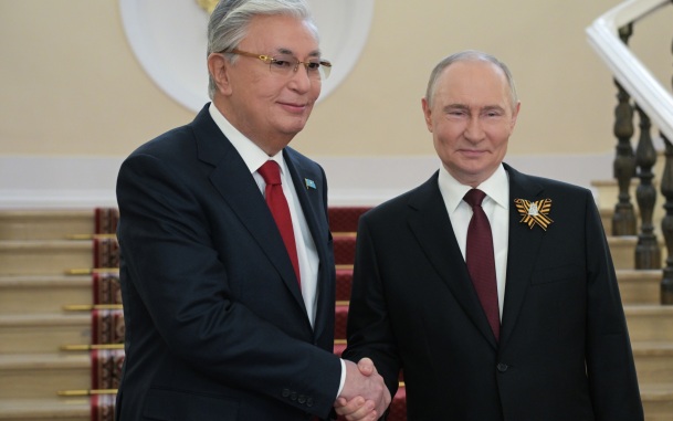 Токаев встретил Путина у трапа самолета в Астане