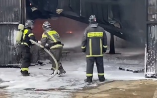 В Долгопрудном пожарные потушили открытое горение на складе с мебелью