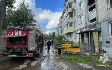 Тульские пожарные спасли из горевшего дома восемь человек