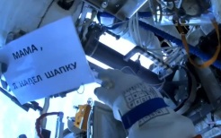 Командир МКС в открытом космосе передал послание для мамы о том, что надел шапку