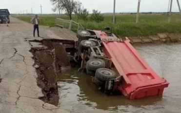 В Приморье организовали лодочную переправу на месте разрушенного моста