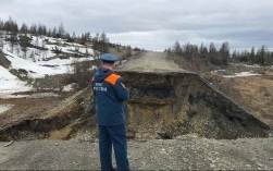 В Среднеканском округе Магаданской области из-за размыва дороги введен режим ЧС