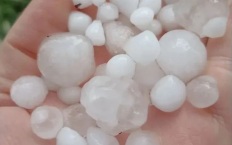 На Ставрополье град размером с куриное яйцо побил машины