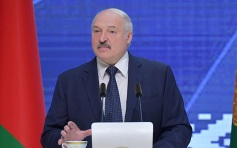 Лукашенко предложил Макрону позвонить Путину и "поговорить по-мужски"