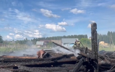 Ночной пожар в частном доме в Свердловской области унес жизни двух человек
