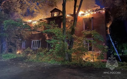Двухэтажный деревянный дом горит в Нижнем Новгороде