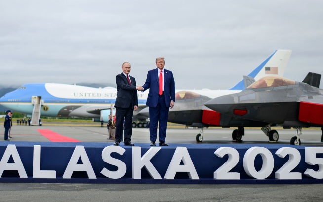 Fox News показал фото Путина и Трампа на Аляске в ходе интервью с лидером США