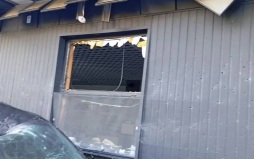 Боевики ВСУ обстреляли школу бокса в Энергодаре, здание и автобус повреждены