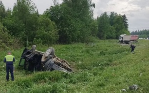 Грузовик снес с дороги легковое авто в Свердловской области, четверо погибли