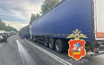 Фура снесла четыре грузовика на переезде в Электростали, погиб мужчина