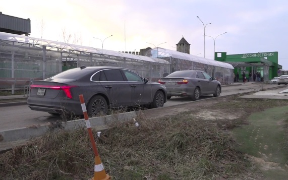 Со стороны Нарвы в Ивангород выстроилась очередь из десятков людей