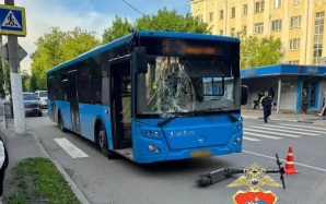 Два мальчика на самокате попали под автобус в Подольске, один госпитализирован