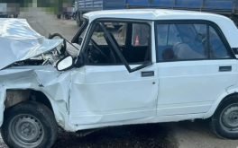 В Ставрополье легковушка врезалась в "Камаз", пострадали двое