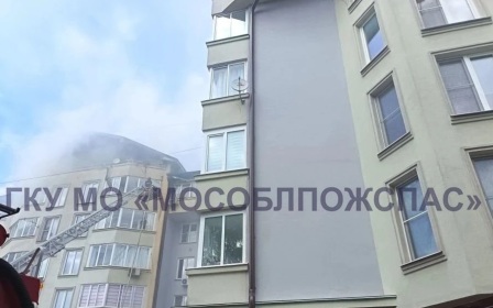 Кровля многоэтажки горит на площади 300 "квадратов" в Звенигороде