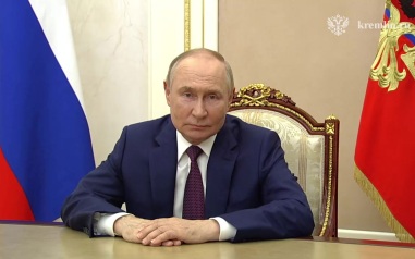 Путин вручил государственные награды многодетным родителям