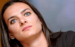 Юрист объяснил, что Исинбаева не могла не знать о своей задолженности в России