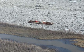 На Индигирке во льдах застряли 6 судов