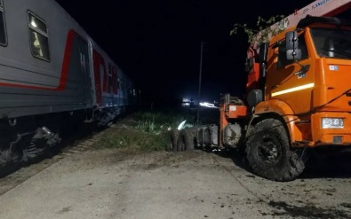 На Сахалине пассажирский поезд врезался в грузовик