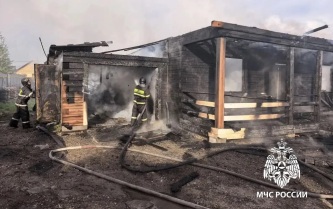 При пожаре в иркутском селе спасены пять человек