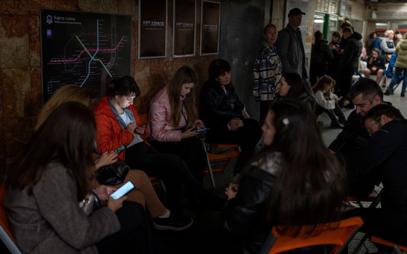 Прятавшиеся в метро жители Киева поругались из-за палаток и спальных мест