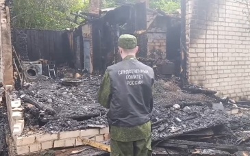 Дело возбуждено после гибели 3 человек при пожаре в частном доме под Псковом