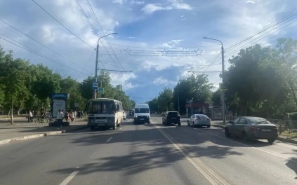 Автобус наехал на пешеходов в Оренбурге, два человека пострадали
