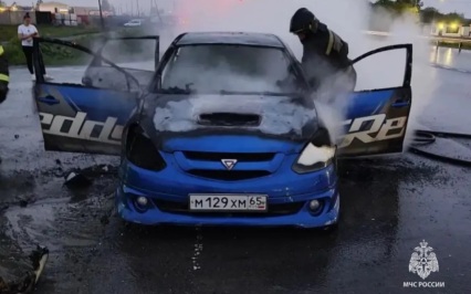 Пожарные потушили горящий автомобиль на Сахалине