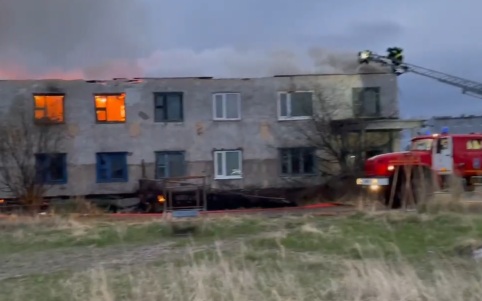 Огонь уничтожил жилой двухэтажный дом в поселке Магаданской области