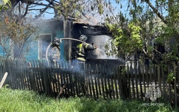Женщина и двое маленьких детей едва не погибли при пожаре в жилом доме в Ужуре