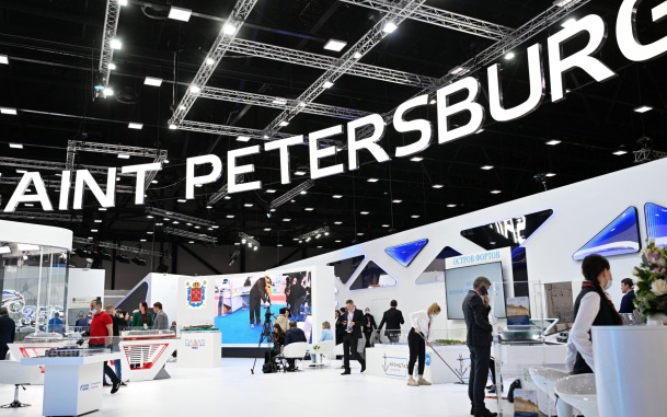 Участников ПМЭФ-2026 встречают два модных робота