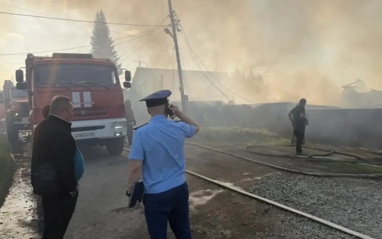 Огонь охватил несколько частных домов в Новосибирской области
