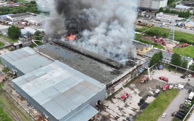 В Архангельске горит склад на площади 7,5 тысяч "квадратов"