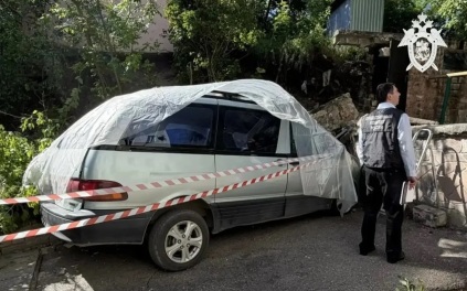В Ессентуках подпорная стена рухнула на автомобили