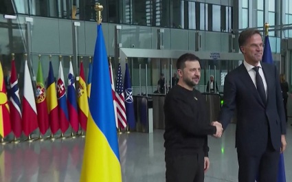Зеленский пожаловался генсеку НАТО на потерю интереса США к Киеву