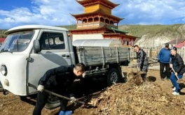 Росгвардейцы помогли буддийскому храму в Бурятии убрать территорию