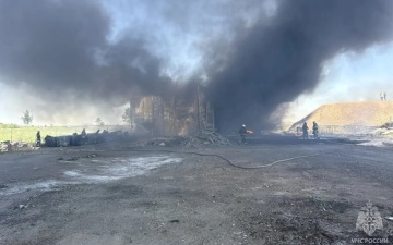 В Барнауле тушат пожар на складе на площади 200 "квадратов"